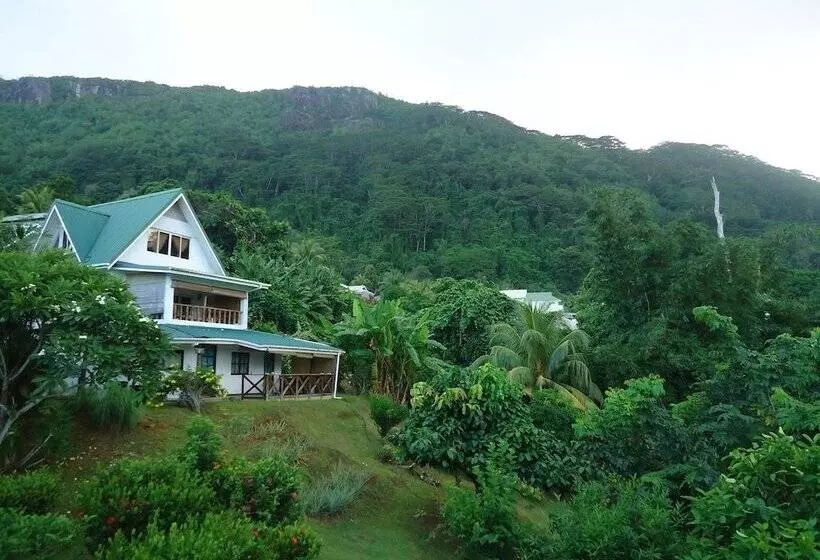 تختخواب و صبحانه Lemongrass Lodge
