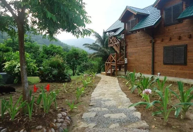تختخواب و صبحانه Lemongrass Lodge