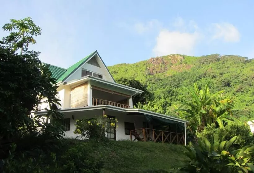 تختخواب و صبحانه Lemongrass Lodge