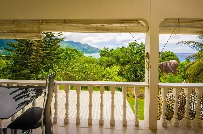 تختخواب و صبحانه Lemongrass Lodge