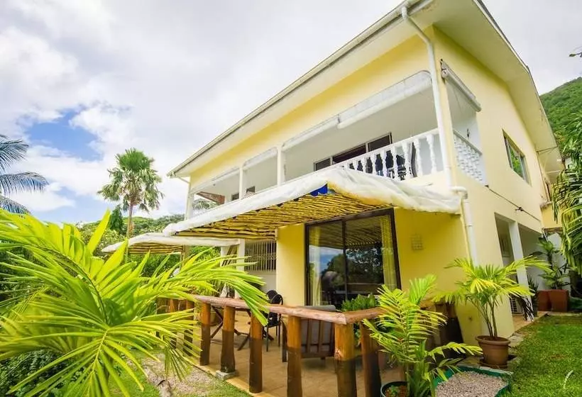 تختخواب و صبحانه Lemongrass Lodge