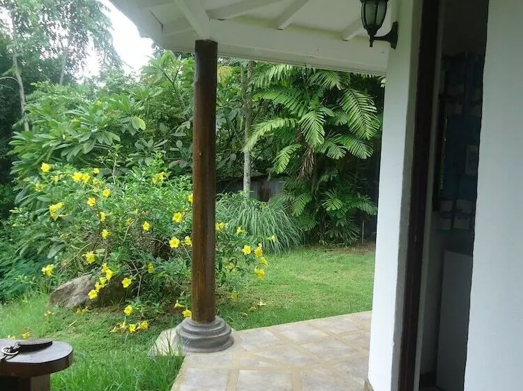 تختخواب و صبحانه Lemongrass Lodge