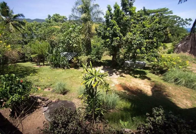 تختخواب و صبحانه Lemongrass Lodge