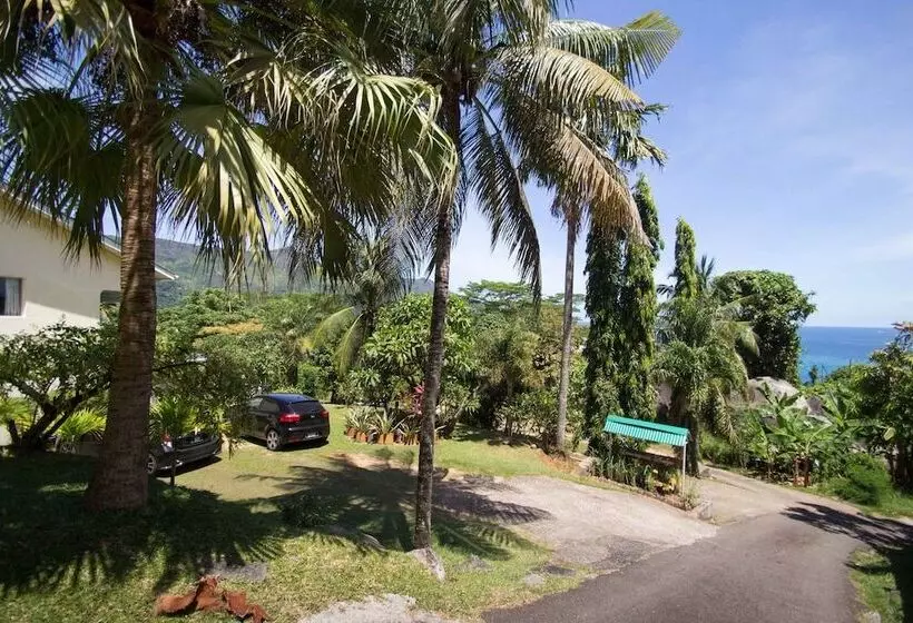 تختخواب و صبحانه Lemongrass Lodge