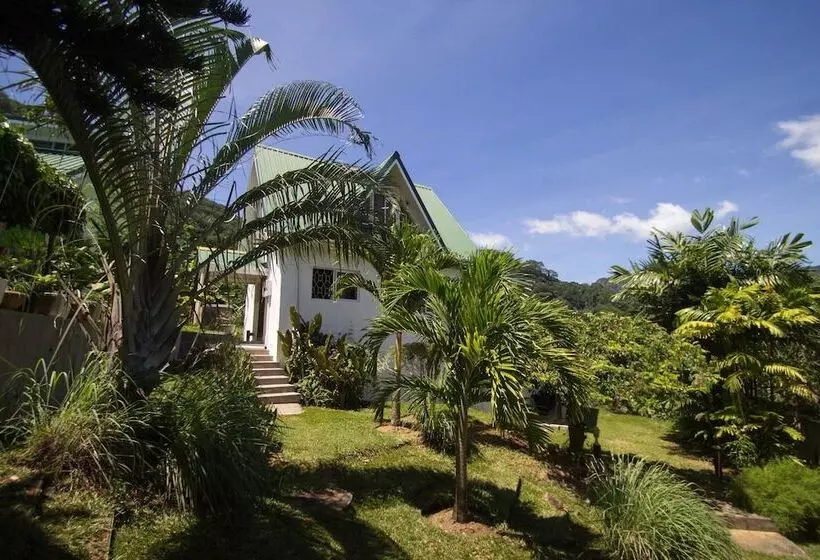 تختخواب و صبحانه Lemongrass Lodge