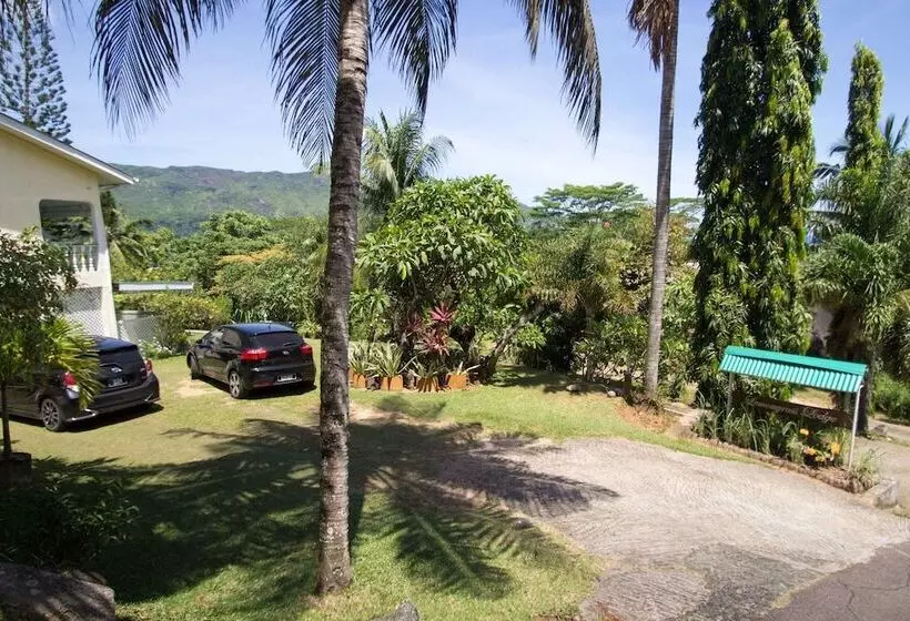 تختخواب و صبحانه Lemongrass Lodge