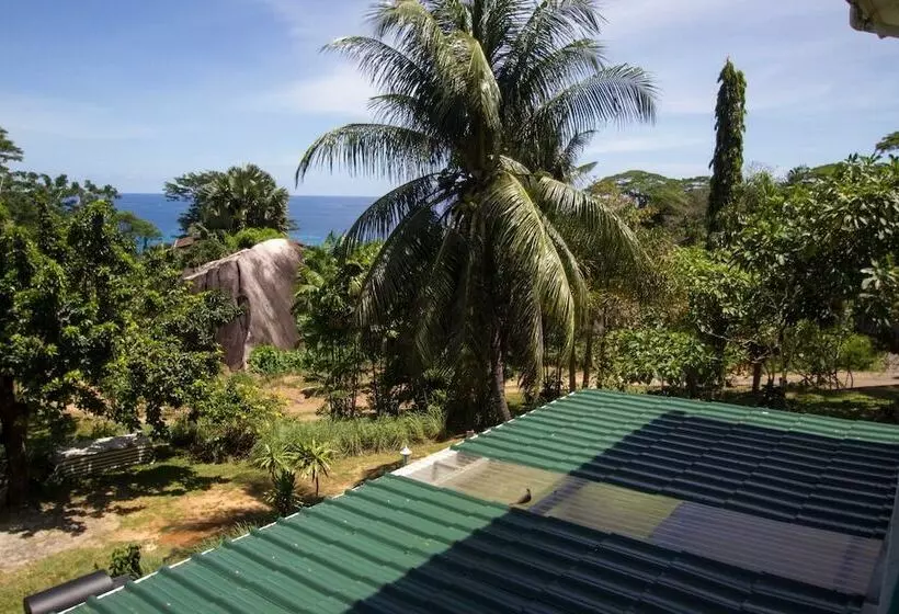 تختخواب و صبحانه Lemongrass Lodge