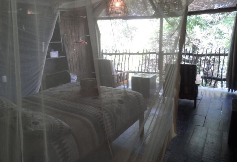 فندق Caprivi Houseboat Safari Lodge