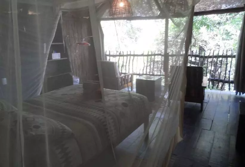 هتل Caprivi Houseboat Safari Lodge