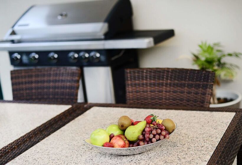 Oaks Middlemount Suites