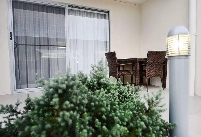 Oaks Middlemount Suites