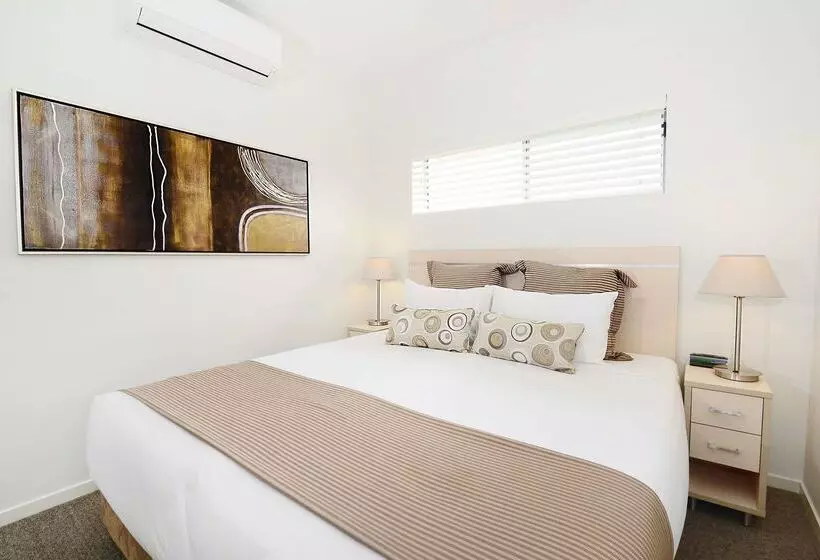 Oaks Middlemount Suites