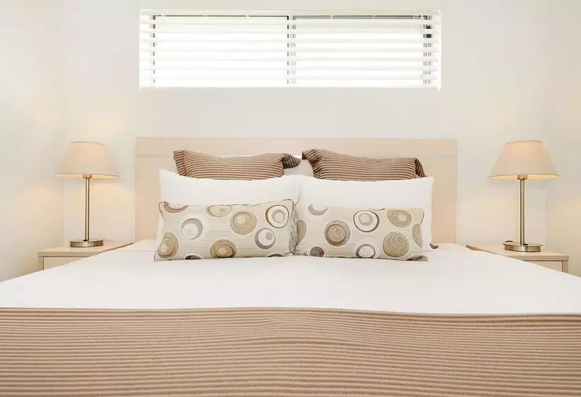 Oaks Middlemount Suites