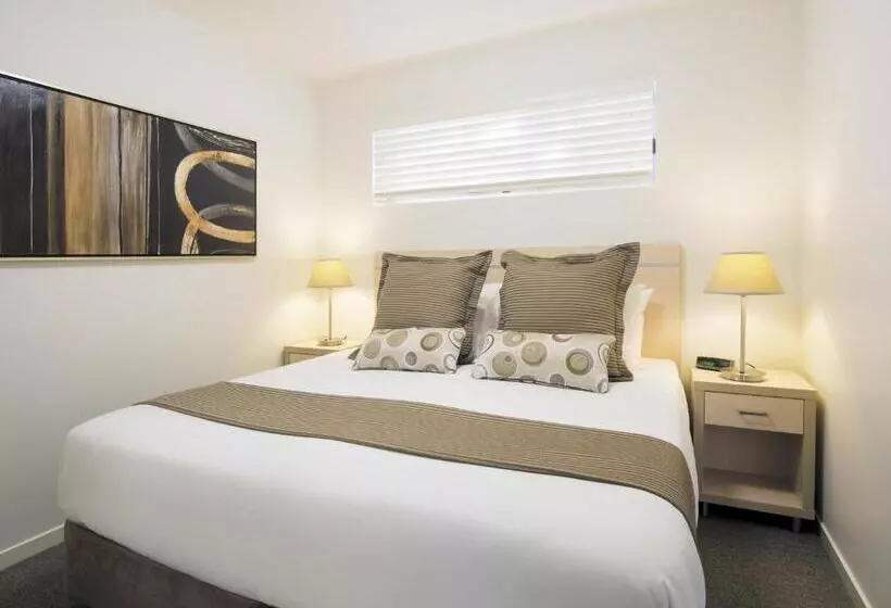 Oaks Middlemount Suites