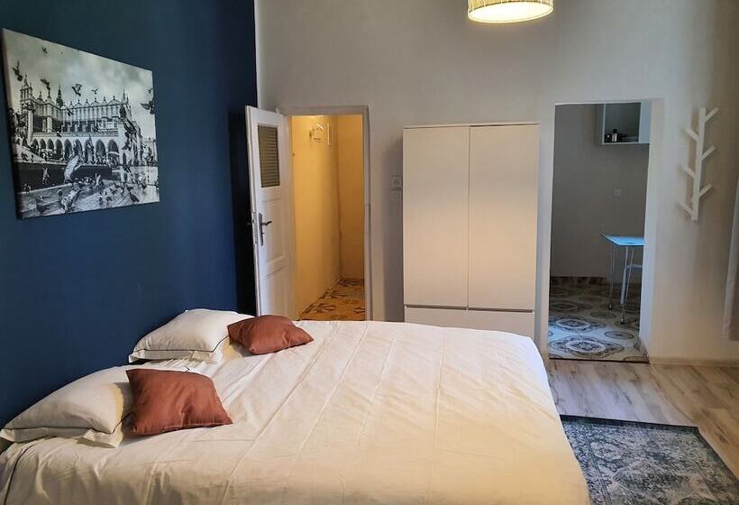 Amen Aparthotel Curie 8