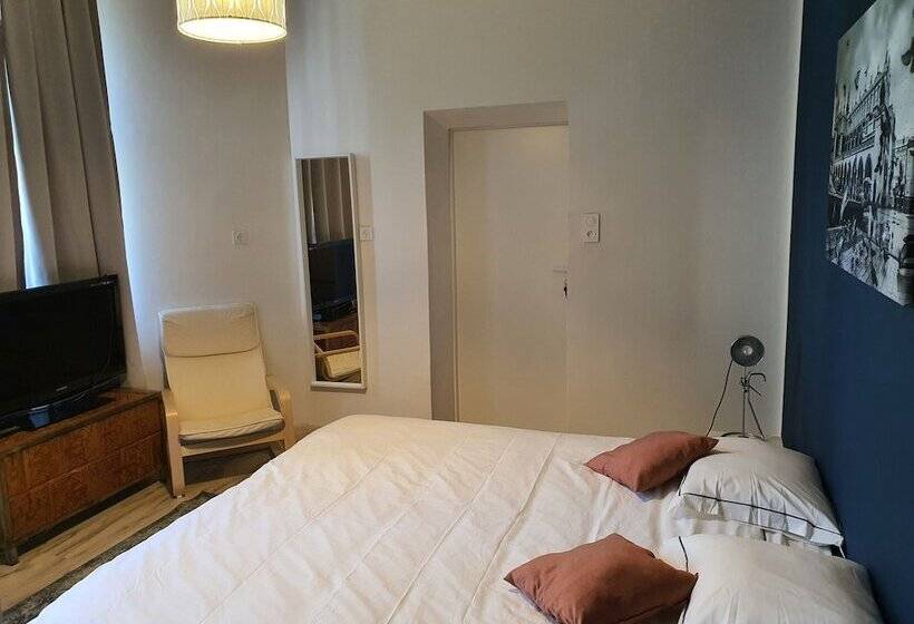 Amen Aparthotel Curie 8