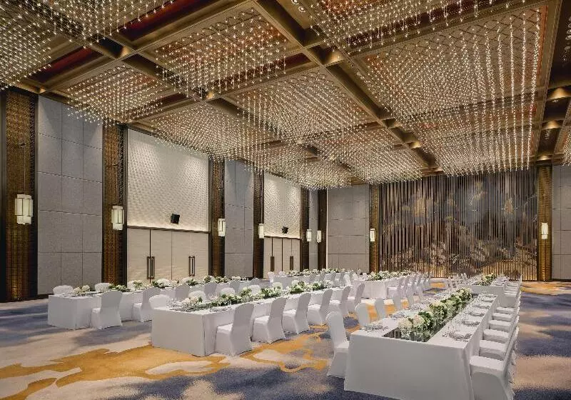Hualuxe Kunshan Huaqiao, An Ihg Hotel   F1 Racing Preferred