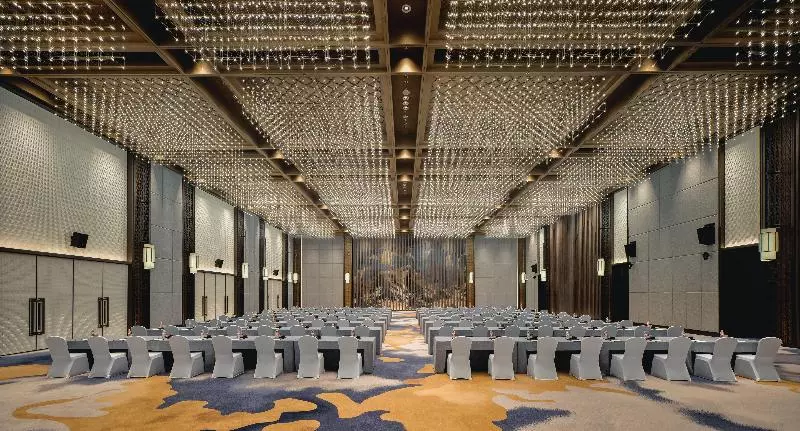 Hualuxe Kunshan Huaqiao, An Ihg Hotel   F1 Racing Preferred