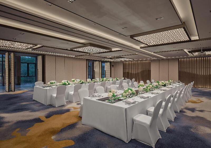 Hualuxe Kunshan Huaqiao, An Ihg Hotel F1 Racing Preferred