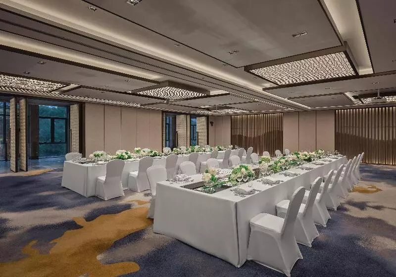 Hualuxe Kunshan Huaqiao, An Ihg Hotel   F1 Racing Preferred