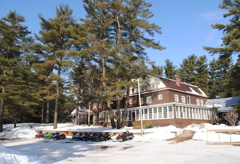 Retkeilymaja Pine Lodge