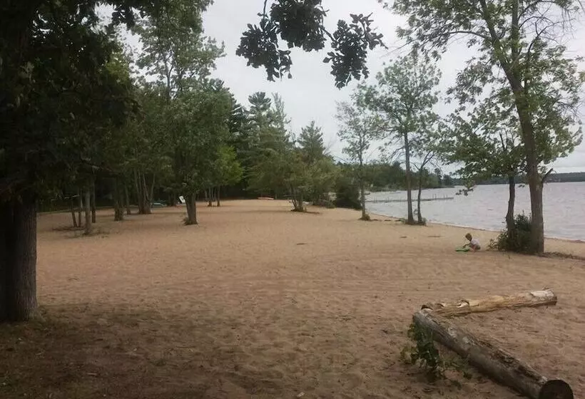 Retkeilymaja Pine Lodge