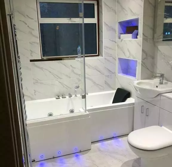 Aamiaismajoitus (B&B) Ponders End