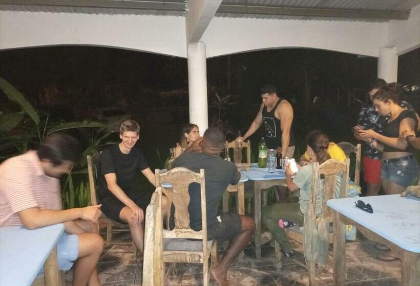 ペンション Hostal Y Restaurante Los Tecales