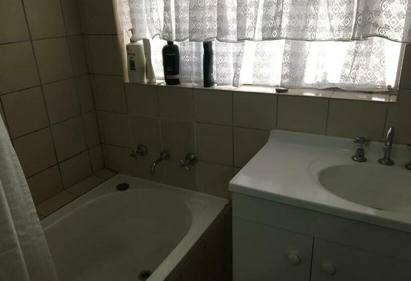 بنسيون J S Hardware & Gifts