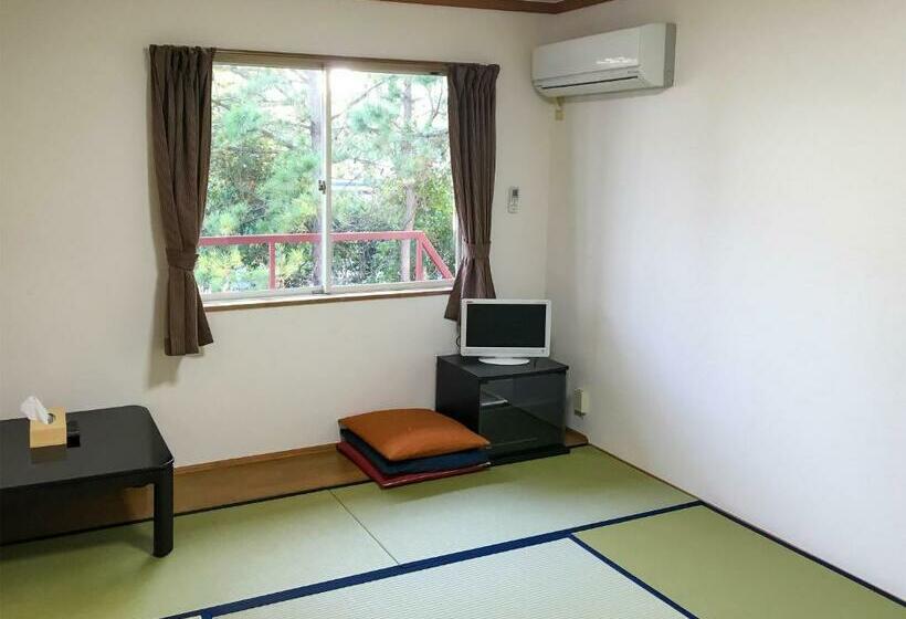 הוסטל Biwa Lakeside Cottage B B Dylan