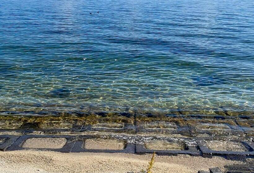 הוסטל Biwa Lakeside Cottage B B Dylan