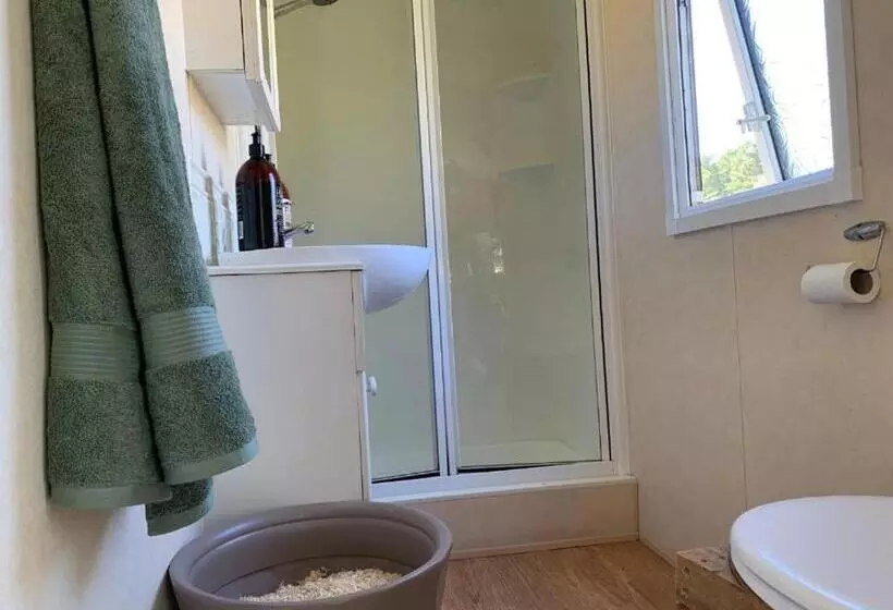 Aamiaismajoitus (B&B) Charming House On Large Property On Vato