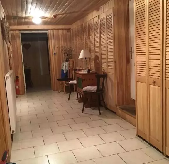 ホテル Hôtel Restaurant La Fourmi