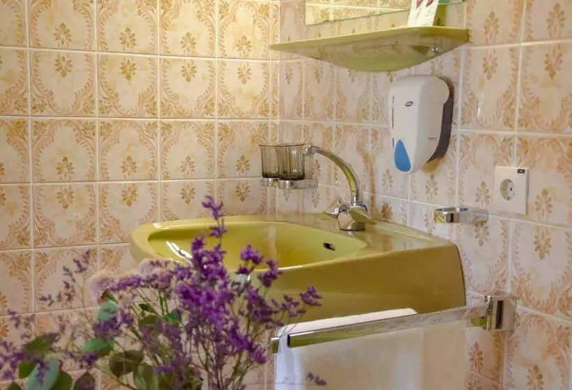 Hotelli Mitten In Der Welt   Gh Roither