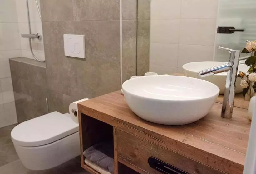 Hotelli Mitten In Der Welt   Gh Roither