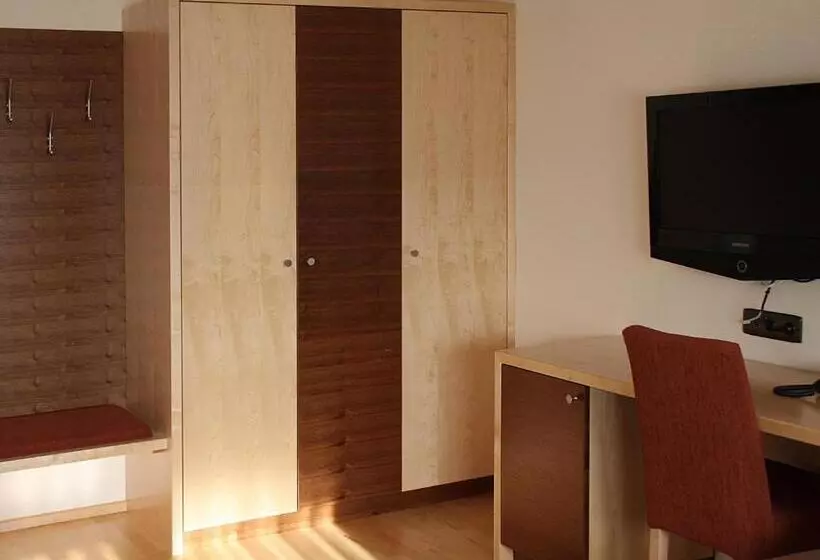 Hotelli Mitten In Der Welt   Gh Roither