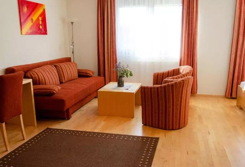 Hotelli Mitten In Der Welt   Gh Roither