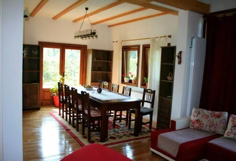 Majatalo Albinuta Guesthouse