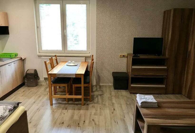 ペンション Restaurace Penzion Pod šumárníkem