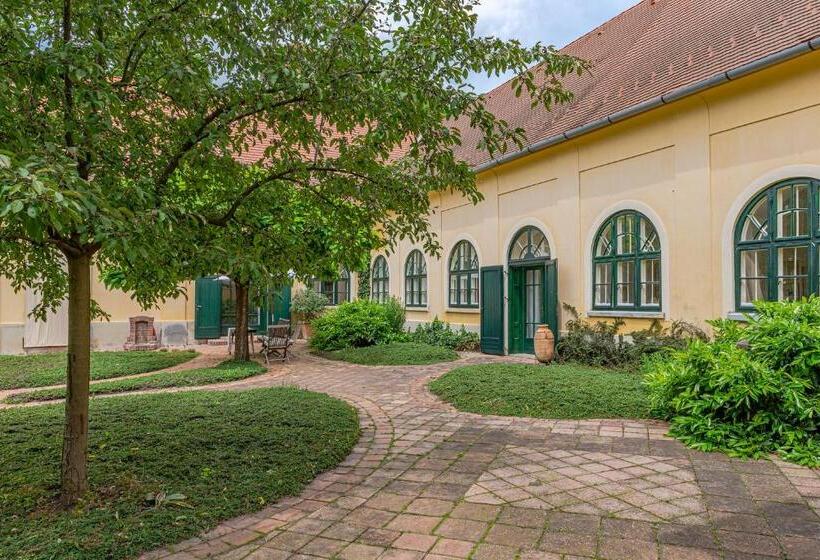 Пансион Svastics Kúria