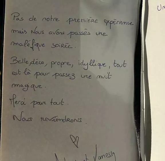 ベッドアンドブレックファースト La Suite Maléfik