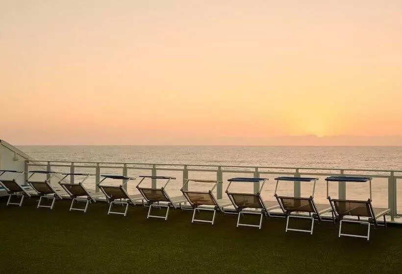 Hotel First Group La Montagne