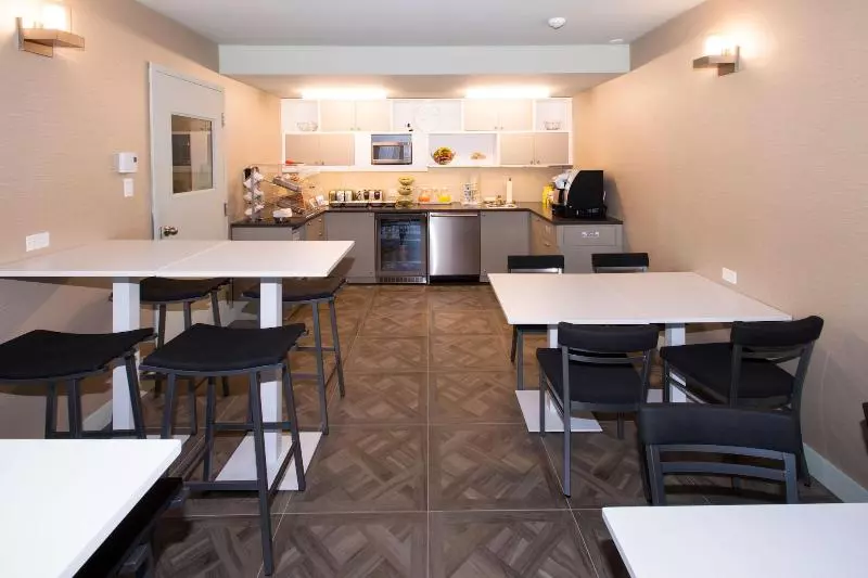 Le Chabrol Hotel & Suites