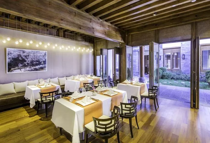 Отель Lux Tea Horse Road Lijiang