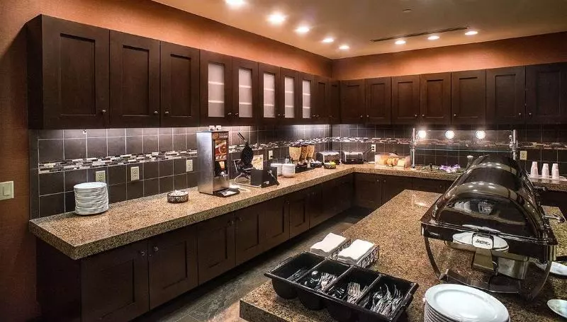 Отель Comfort Inn & Suites