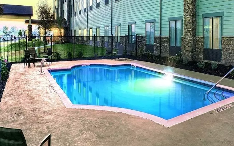 Отель Comfort Inn & Suites