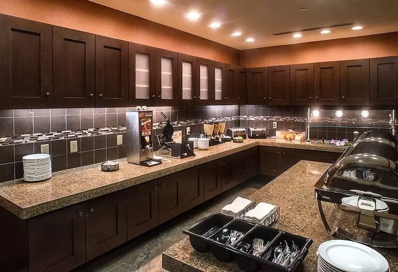 Отель Comfort Inn & Suites