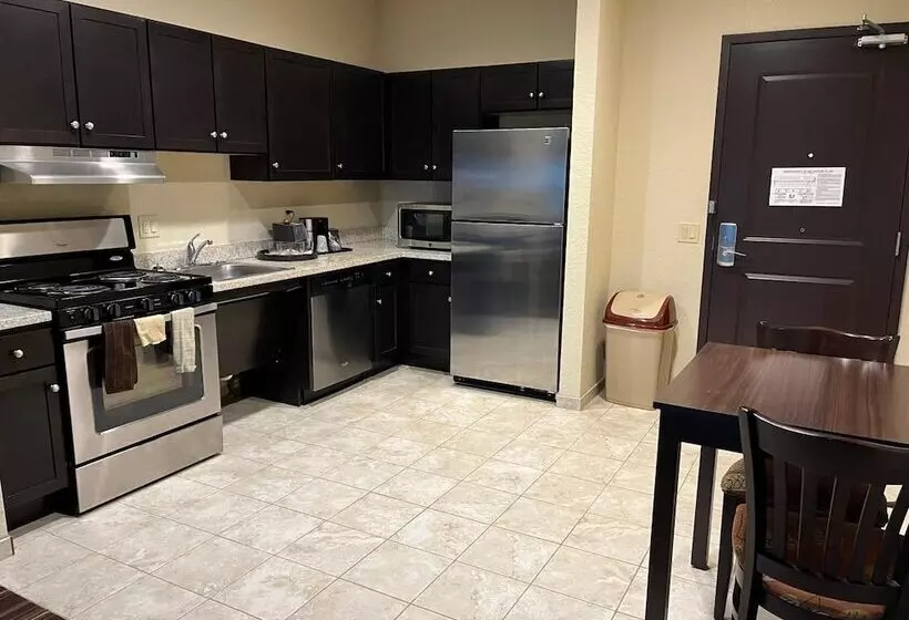 Отель Comfort Inn & Suites