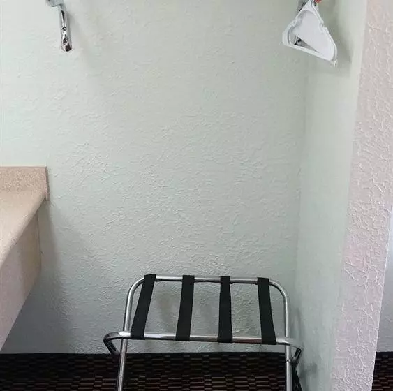 مُتل Claxton Inn