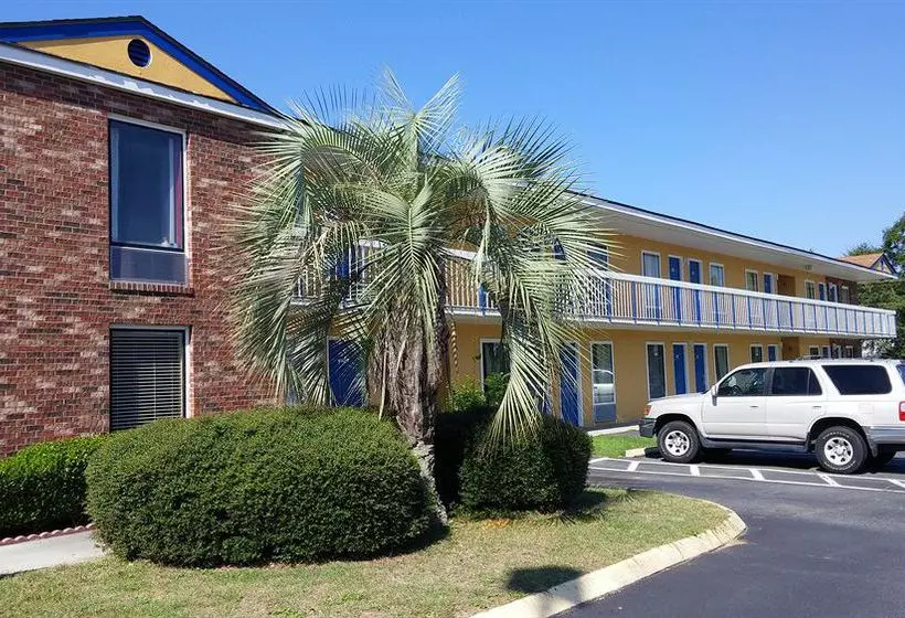 مُتل Claxton Inn